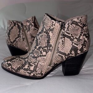 Baretraps Snakeskin Boots Size 7.5